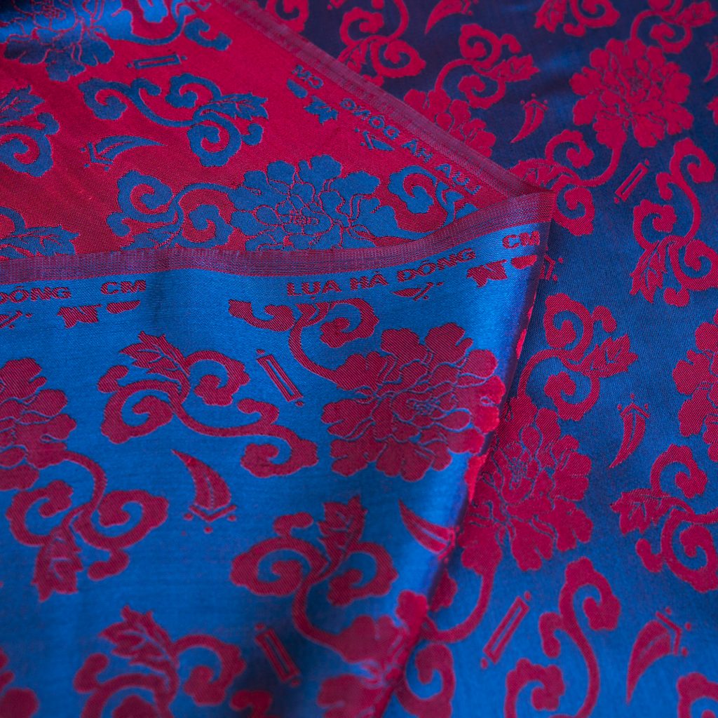 vải lụa satin tơ tằm hoa hồng - lam đỏ
